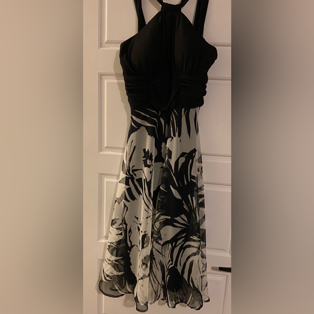 Connected Sz 6 Blk white flowy floral dress